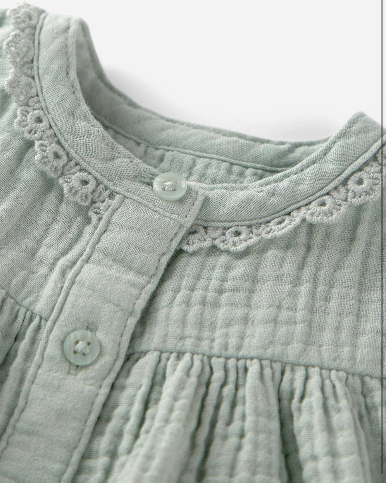 Vestido verde pradera con broches frontales funcionales bebé niña